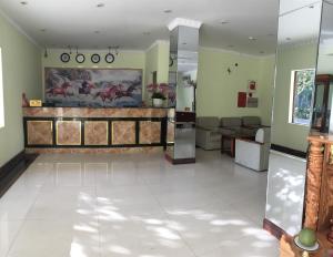a large lobby with a waiting room with a counter at KHÁCH SẠN HƯƠNG SEN PHÚ YÊN in Tuy Hoa