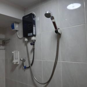 コタバルにあるHotel Bintang Indahのバスルーム(シャワー、壁掛け電話付)