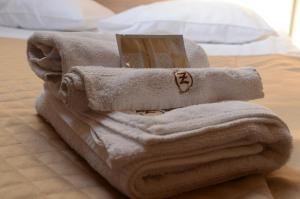 ein Handtuch auf einem Bett mit einem Buch darauf in der Unterkunft Zajazd Bieszczadzka Ostoja in Ustrzyki Dolne
