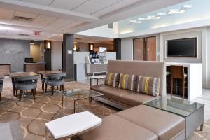 En TV eller et underholdningssystem på Holiday Inn Express Hotel & Suites Lafayette, an IHG Hotel