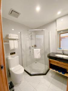Kylpyhuone majoituspaikassa Junlan Hotel