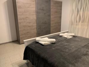 ein Schlafzimmer mit einem Bett mit zwei Handtüchern darauf in der Unterkunft GREEN APARTMENT BY ALEX RAFAEL in Zagreb
