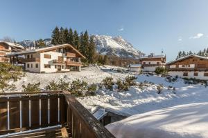 un village enneigé avec des maisons et des montagnes dans l'établissement Cantore, Cortina by Short Holidays, à Cortina dʼAmpezzo