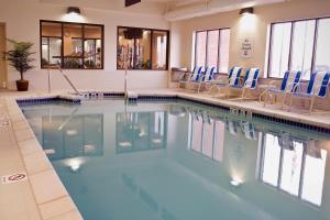 Holiday Inn Express & Suites Chicago West-O'Hare Arpt Area , an IHG Hotel tesisinde veya buraya yakın yüzme havuzu