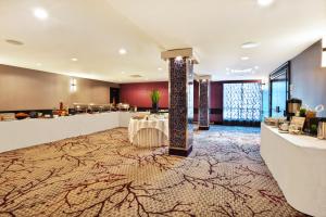 een hotellobby met een tafel en een bar bij Crowne Plaza Kitchener-Waterloo, an IHG Hotel in Kitchener