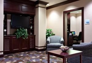 Lobby o reception area sa Holiday Inn Express & Suites Chicago West-O'Hare Arpt Area , an IHG Hotel