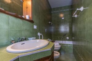 un bagno con lavandino e WC di Cantore, Cortina by Short Holidays a Cortina dʼAmpezzo Altre 66 foto
