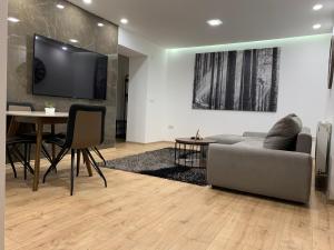 TV a/nebo společenská místnost v ubytování BLACK APARTMENT by ALEX RAFAEL