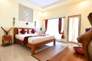um quarto com uma cama e uma grande janela em Vinayaka Ubud em Ubud