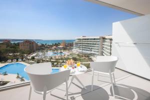 A piscina localizada em Hipotels Playa de Palma Palace&Spa ou nos arredores