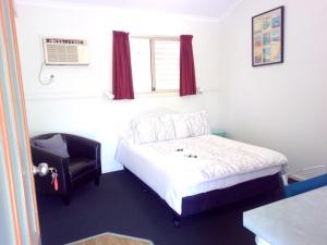 A bed or beds in a room at Silver Wattle Cabins