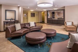 um átrio com um sofá, uma mesa e cadeiras em Candlewood Suites - Topeka West, an IHG Hotel em Topeka