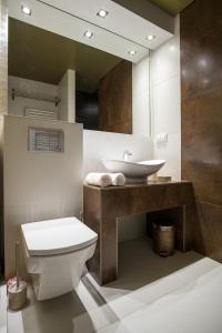Łazienka z białą toaletą i umywalką w obiekcie Apartment Krupówki Premio w Zakopanem