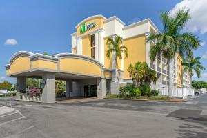 Foto da galeria de Holiday Inn Express Cape Coral-Fort Myers Area, an IHG Hotel em Cape Coral