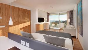 Uma TV ou centro de entretenimento em Hipotels Playa de Palma Palace&Spa