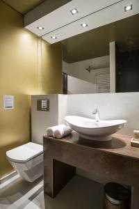 łazienka z umywalką i toaletą w obiekcie Apartment Krupówki Premio w Zakopanem