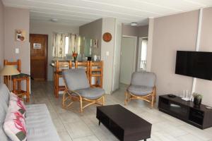 Uma área de estar em Amies Self-Catering Apartments