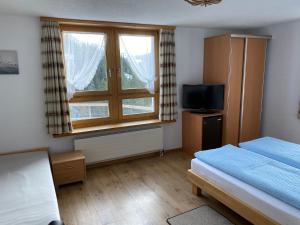 Postel nebo postele na pokoji v ubytování Gasthaus Edelweiss