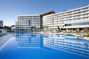A piscina localizada em Hipotels Playa de Palma Palace&Spa ou nos arredores
