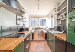 uma cozinha com bancadas de madeira e uma ilha de cozinha em The Waverley Park Terrace Residence em Edinburgo