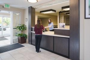 uma mulher parada num balcão num consultório dentário em Candlewood Suites Olympia - Lacey, an IHG Hotel em Lacey