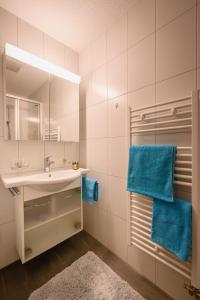 Ванна кімната в Apartment Breithorn - Charming home - free parking & Wifi