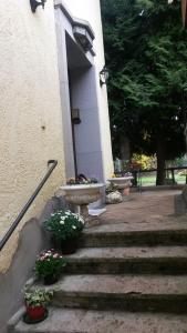 a building with stairs leading to a door with flowers at Ferienwohnung Hünefeld in Weimar