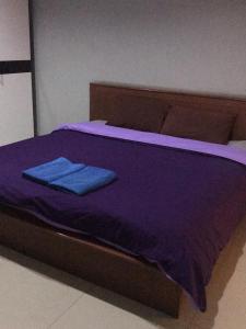 Säng eller sängar i ett rum på Siri Sothorn Apartment