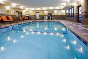 a large swimming pool in a hotel room at Holiday Inn Express & Suites Fort Dodge, an IHG Hotel in Fort Dodge