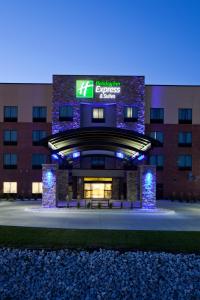 eine Darstellung der Vorderseite eines Hotels in der Nacht in der Unterkunft Holiday Inn Express & Suites Fort Dodge, an IHG Hotel in Fort Dodge