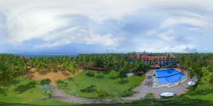 - une vue aérienne sur un complexe avec une piscine dans l'établissement Estuary Sarovar Portico, à Pūvār