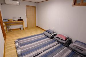 Postel nebo postele na pokoji v ubytování Guma Modern HanokStay