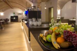 a bowl of fruit on a counter in a kitchen at Hotel Bayerischer Hof in Erlangen