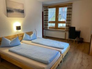 Postel nebo postele na pokoji v ubytování Gasthaus Edelweiss