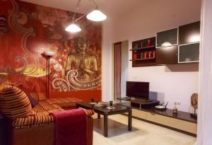 salon z kanapą i stołem w obiekcie Sea & Wave Peña Apartament w Maladze