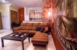 una sala de estar con sofás y una pared con un mural en Sea & Wave Peña, en Málaga