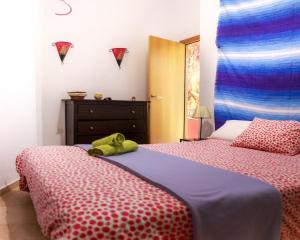 Łóżko lub łóżka w pokoju w obiekcie Sea & Wave Peña Apartament