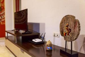 Televízia a/alebo spoločenská miestnosť v ubytovaní Sea & Wave Peña Apartament