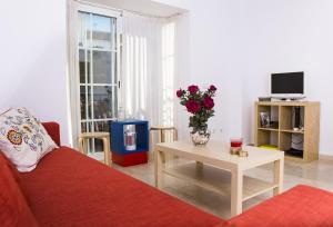 マラガにあるSW Padillaのリビングルーム(赤いソファ、花のテーブル付)
