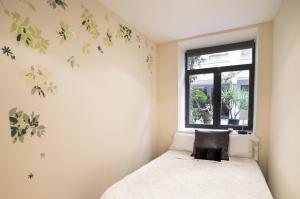 a small bedroom with a bed and a window at SW Andres Perez in Málaga