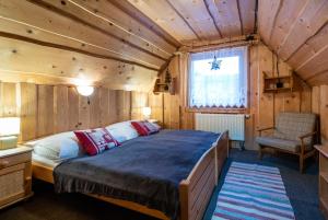 A bed or beds in a room at Chaty a horský hotel Kožiar