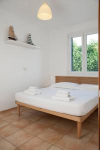 una camera da letto con un grande letto con lenzuola bianche di Apartment 3 With Pool And Sea View a Santa Maria al Bagno