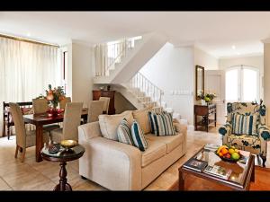 una sala de estar con un sofá y una mesa en 10 Villefranche, en Franschhoek