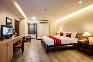 Televisyen dan/atau pusat hiburan di Raming Lodge Hotel