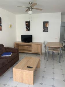 A television and/or entertainment centre at Apartamentos Maspalomas Foresta