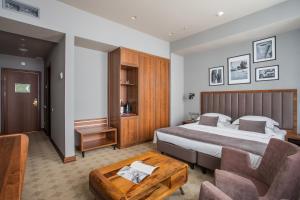 
Ein Bett oder Betten in einem Zimmer der Unterkunft V Hotel Sadovaya
