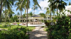 een resort met palmbomen en een prieel bij Sandies Malindi Dream Garden in Malindi