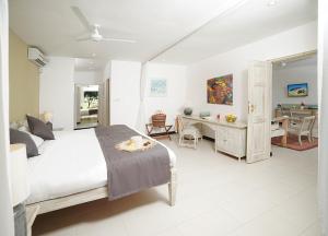 een slaapkamer met een bed en een bureau. bij Sandies Malindi Dream Garden in Malindi