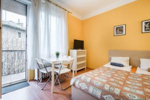 une chambre avec un lit, une table et une fenêtre dans l'établissement BpR Cercle Point Apartment, à Budapest