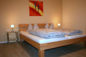 1 dormitorio con 1 cama con 2 lámparas en Haus Bambi, en Schulenberg im Oberharz
